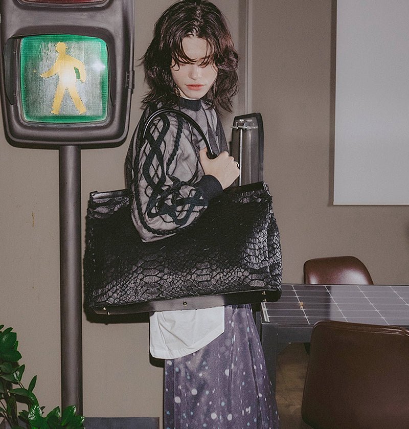 Large Tote（ラージトート）｜和紙×ウールのスネークエンボスバッグ - Coquette Online Shop
